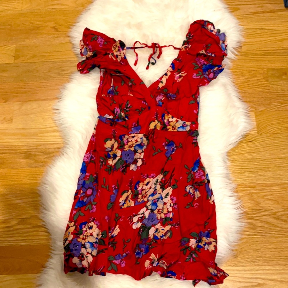 Deep V bracket with ruffles arm and bottom red